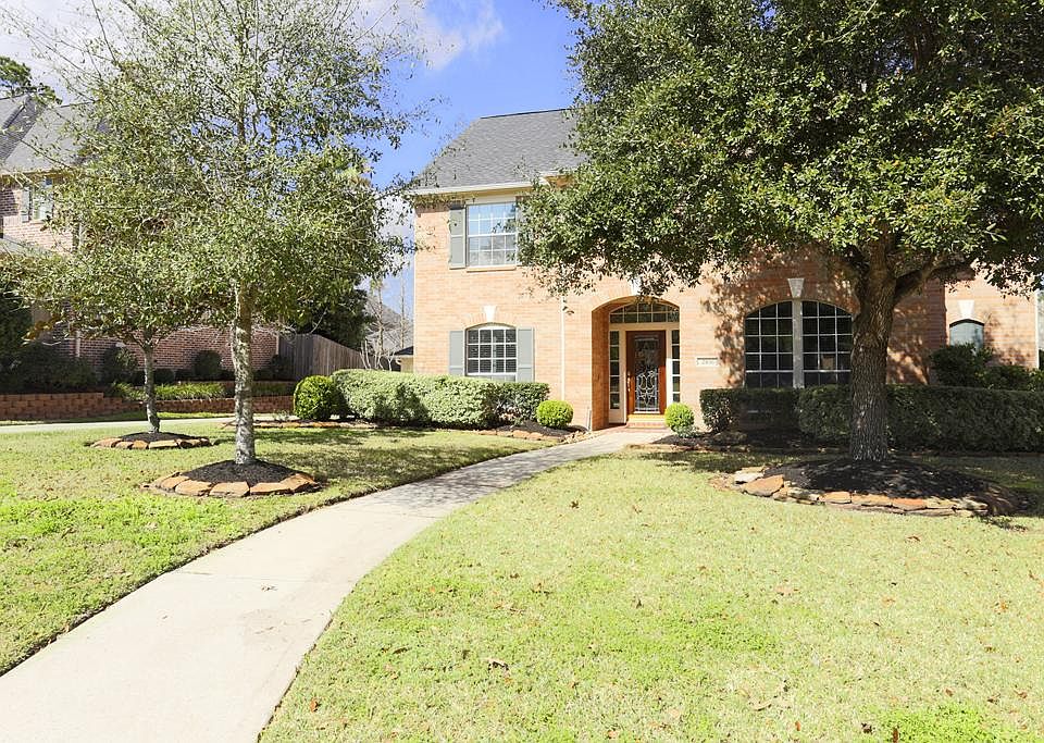 Welcome home to 2106 Misty River in Riverchase Village!