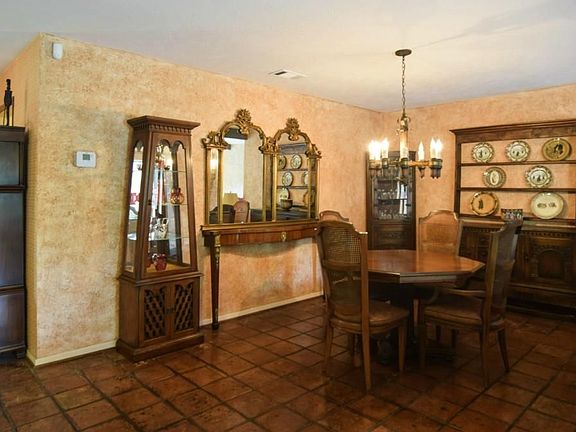 4th image of 6916 Hillwood Ln