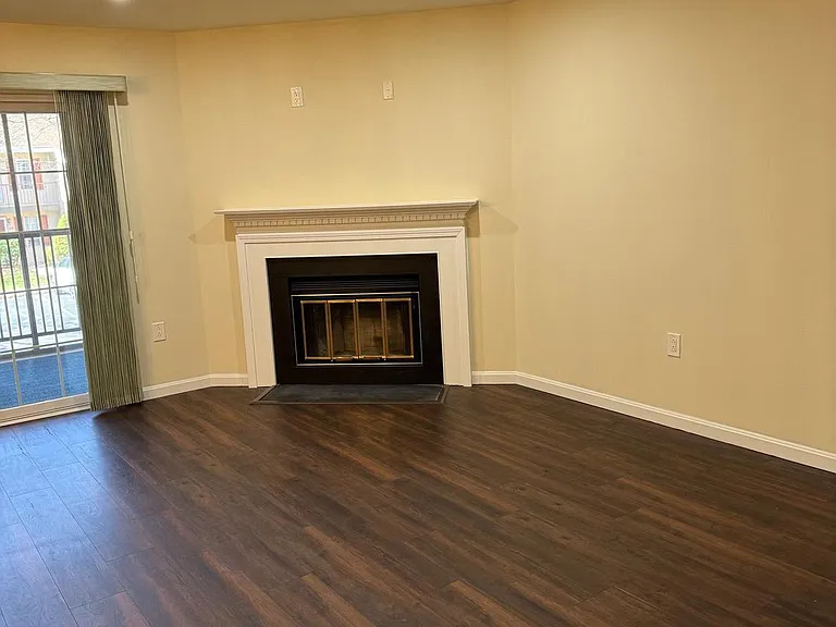 168 Valley Greene Cir #168 — Photo 2
