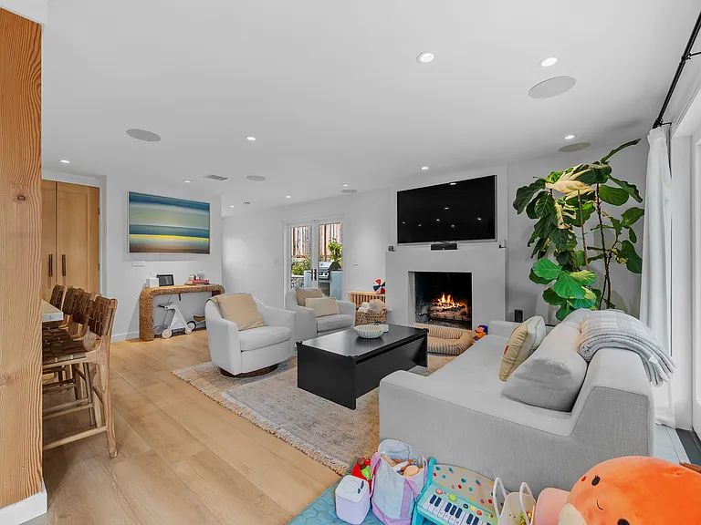 253 Calle De Madera — Photo 4
