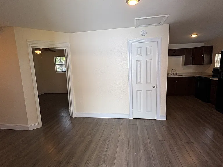 905 E Crawford St — Photo 10