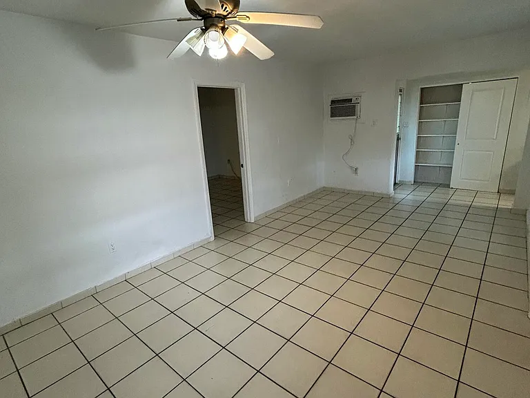1002 SW 28th St — Photo 3