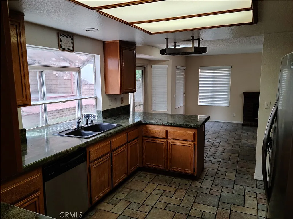 5 bed, 2129 sqft, $3,700 — Photo 4