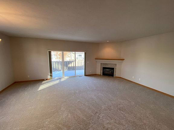 3rd image of 462 Stillwater Creek Dr