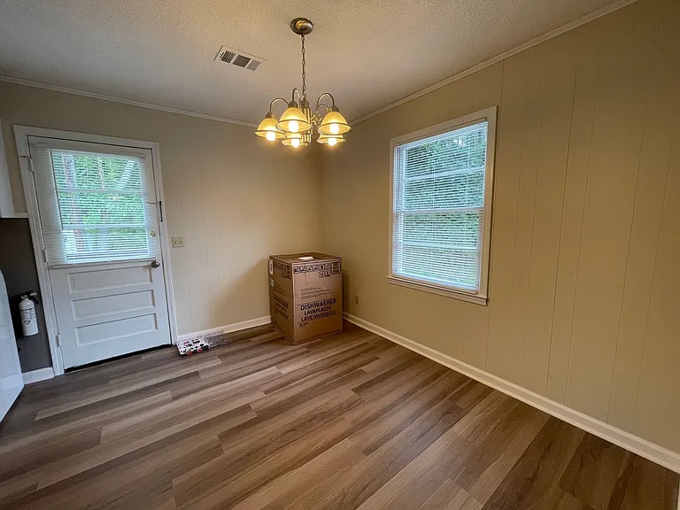 207 Charleston Ave — Photo 6