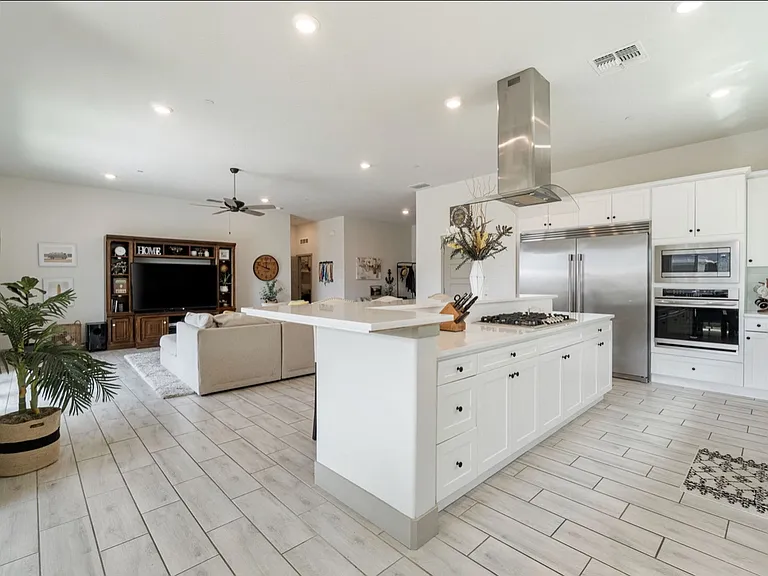 2407 W Andrew Ln — Photo 4