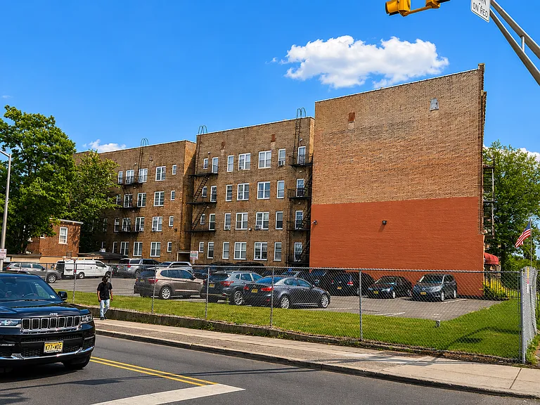 146 N Grove St — Photo 4