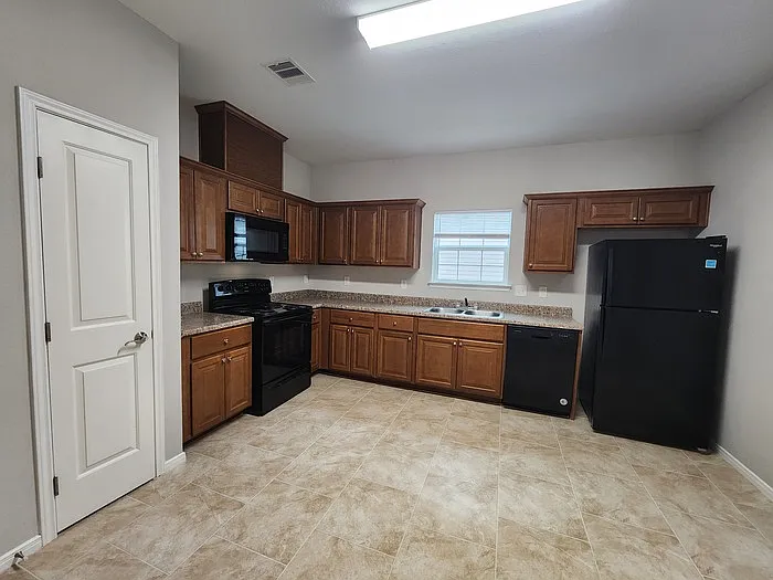 15564 Palmira Ave — Photo 6