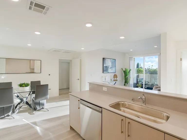 V on Victory Apartments — Photo 1