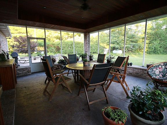Amazing screened room