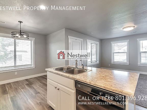 3rd image of 906 N Apple Seed Ln