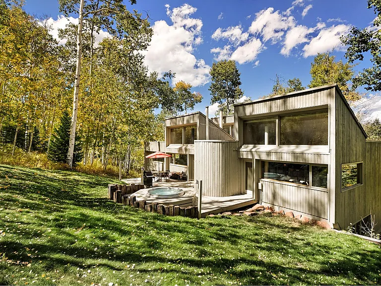 2076 Faraway Rd — Photo 2