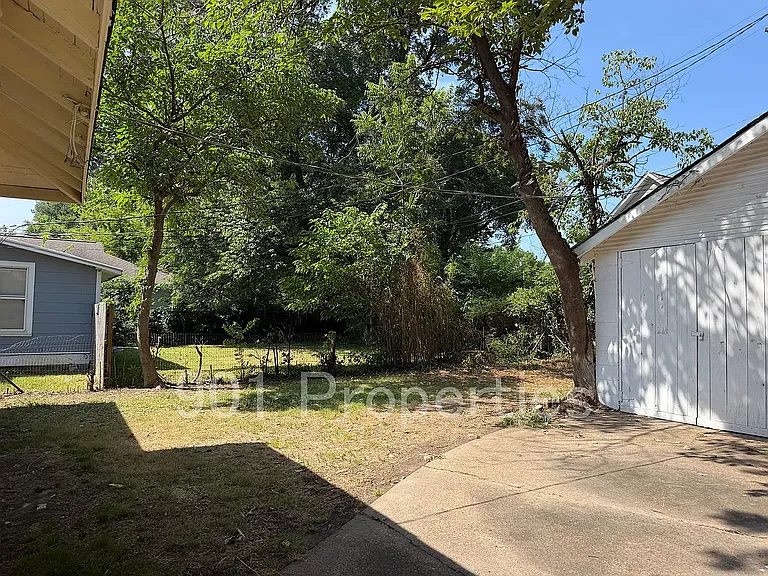 1055 S Cox St — Photo 18