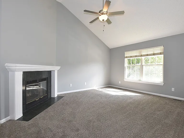 13650 Hunter Dr — Photo 1