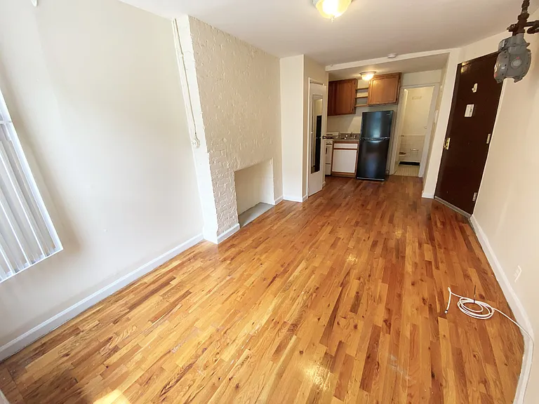 326 E 6th St #1 — Photo 4