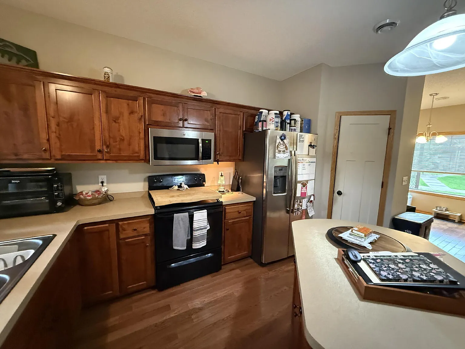4 bed, 3.0 bath, 1940 sqft, $2,600 — Photo 1