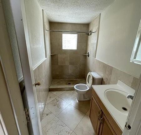4th image of 2541 NE 9th Ave #C