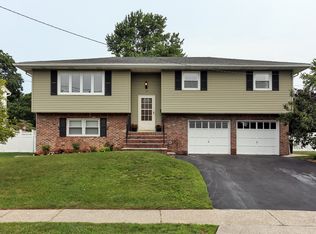 14 Burnage Ln, Babylon, NY 11702