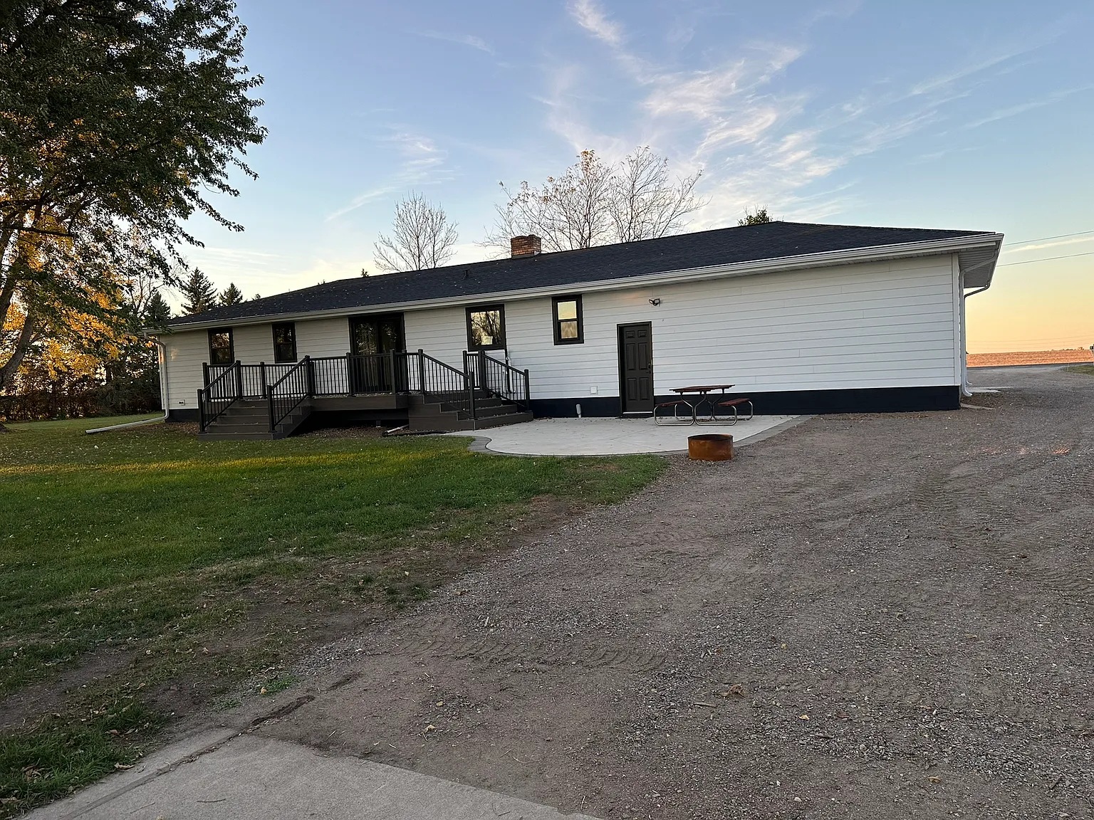 5 bed, 2.5 bath, 2900 sqft, $2,200 — Photo 2