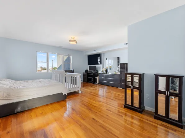 2881 Cropsey Avenue image 15 of 25