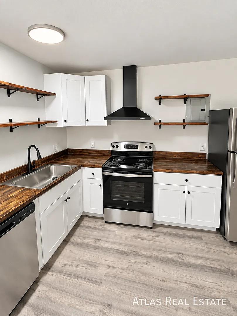One Month Free! Updated 1-Bedroom with Patio & Walk-In Closet Near Oak Station — Photo 1