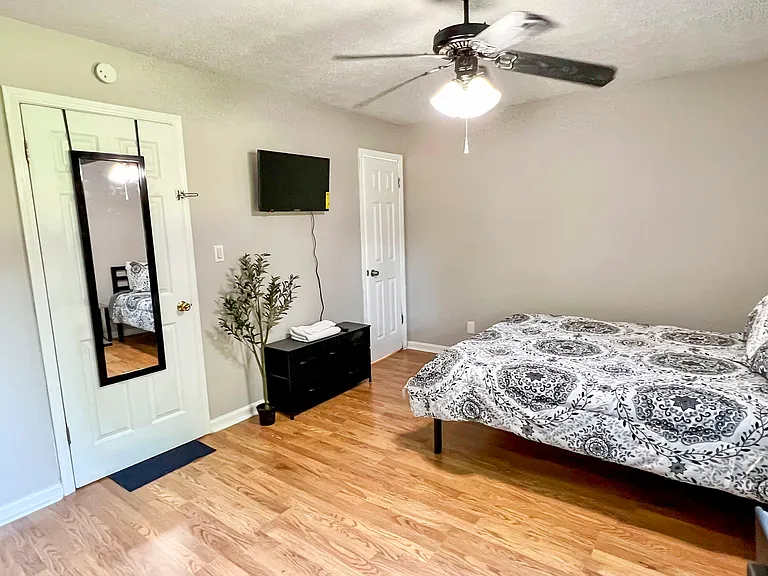 Four Winds Dr SW — Photo 3