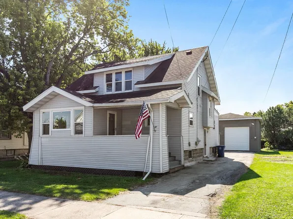 27 W 11th Ave, Oshkosh, WI 54902