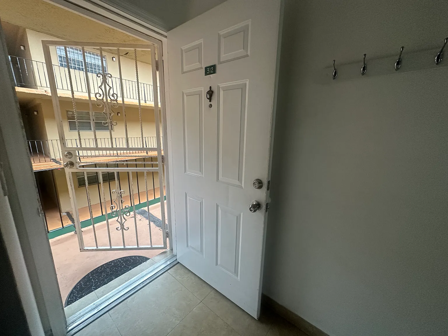 2 bed, 1.5 bath, 943 sqft, $2,200 — Photo 3