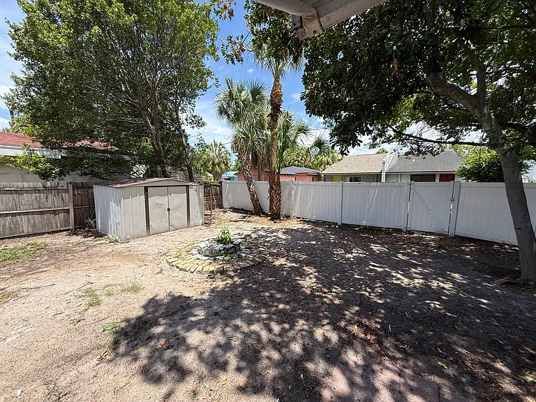 1909 W Grace St — Photo 15