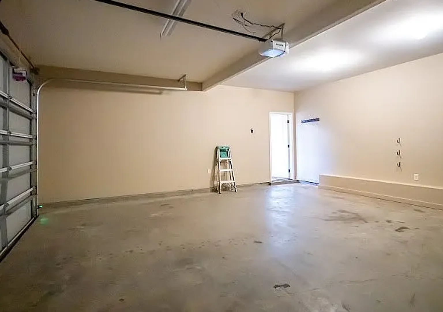 4 Bed/3.5 Bath — Photo 2