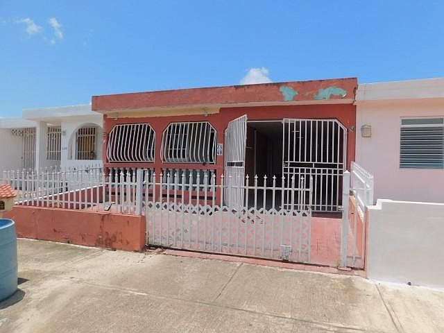 FRONT OF HOUSE