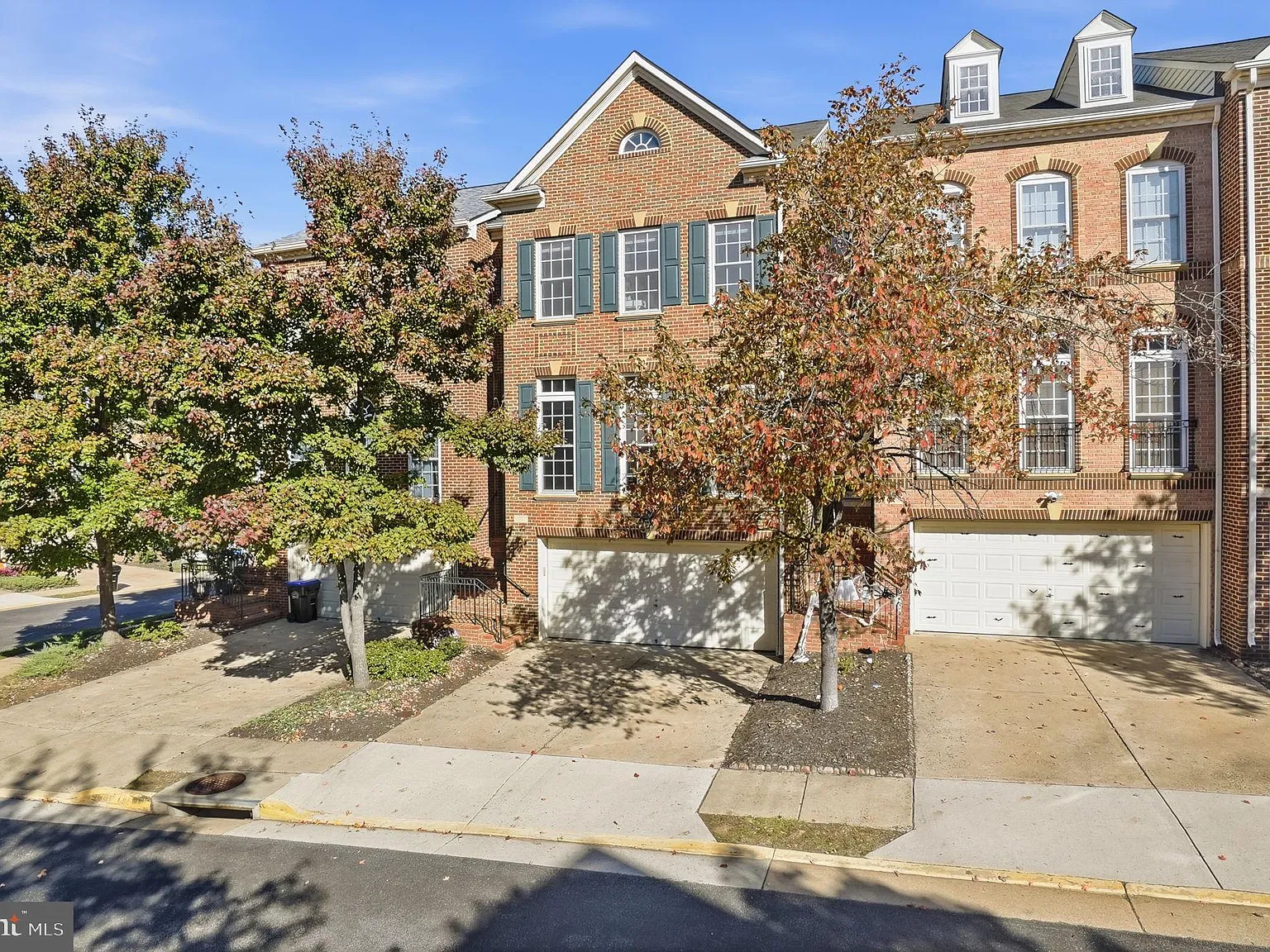 3 bed, 4.0 bath, 2418 sqft, $4,050 — Photo 2