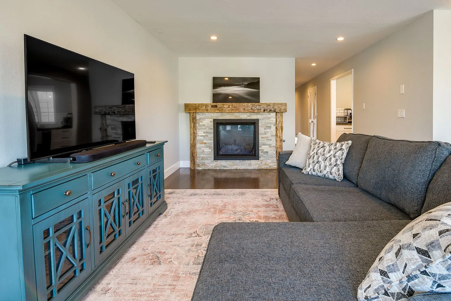 3 bed, 2.0 bath, 1194 sqft, $5,631 — Photo 4