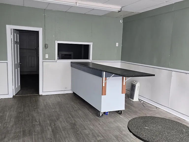 109 E Railroad St — Photo 3