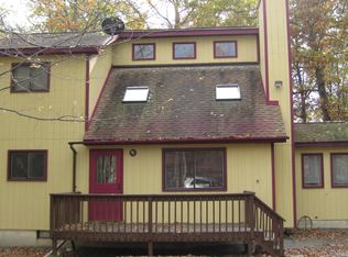 113 Oakenshield Dr, Tamiment, PA 18371