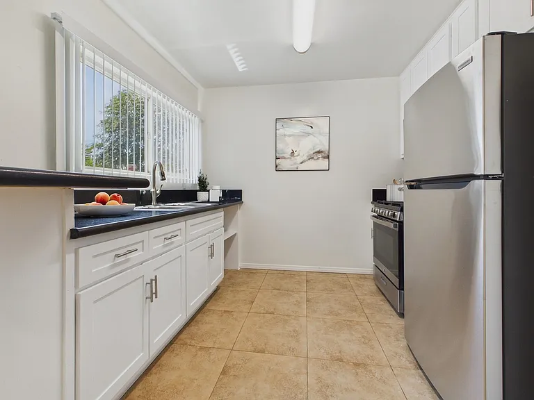 13060 Burbank Blvd. Apartments — Photo 2