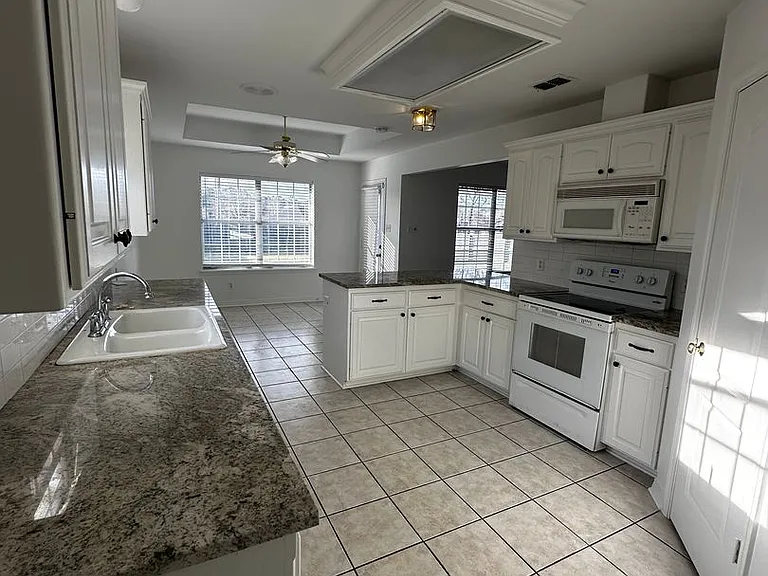 3800 Fern Ridge Dr — Photo 4