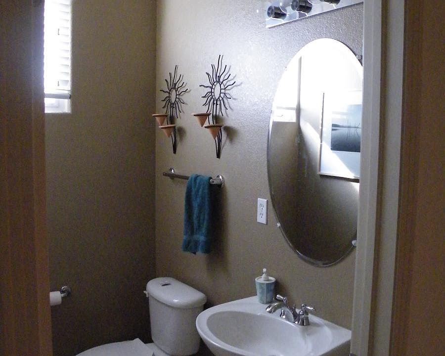 Main Level 1/2 bath