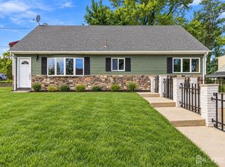 2 Kendall Dr, Parlin, NJ 08859