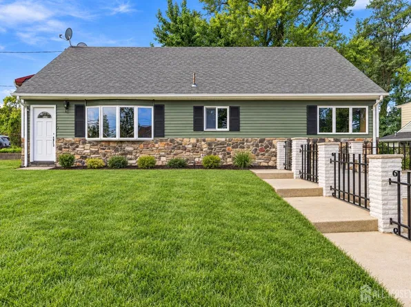 2 Kendall Dr, Parlin, NJ 08859