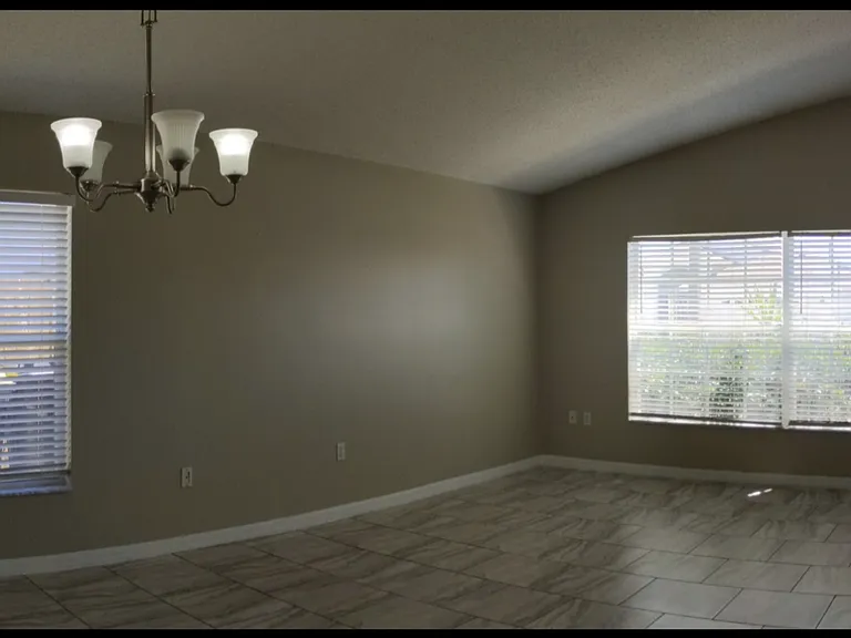 246 Queen Mary Dr — Photo 4