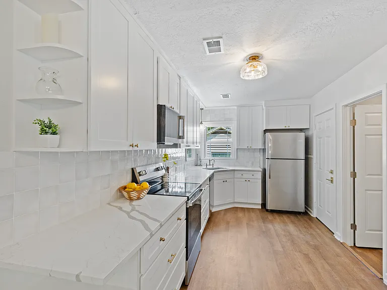 46 Vaughn Dr — Photo 12