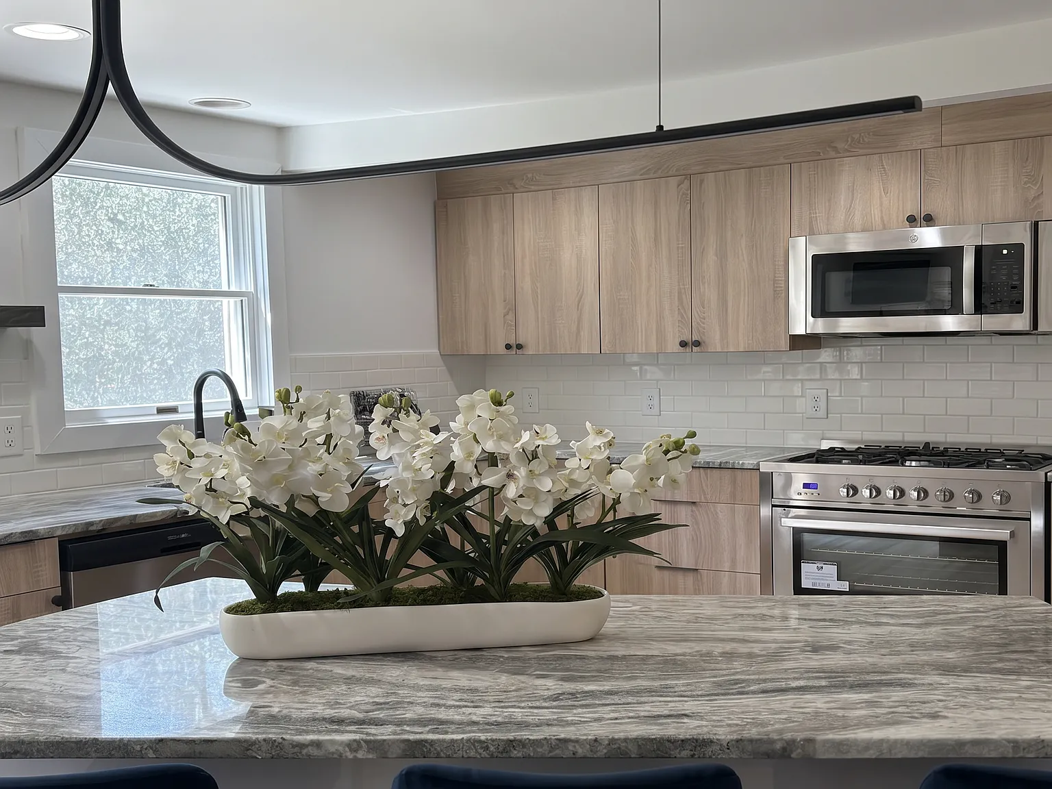 Chic Southampton Retreat Prime Location, Pool, Fireplace & More — Photo 4