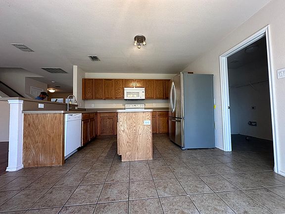 5th image of 2900 Windhaven Dr