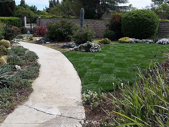LOOKING AROUND INTO THE CUL DE SAC. GATE TO PLUMM