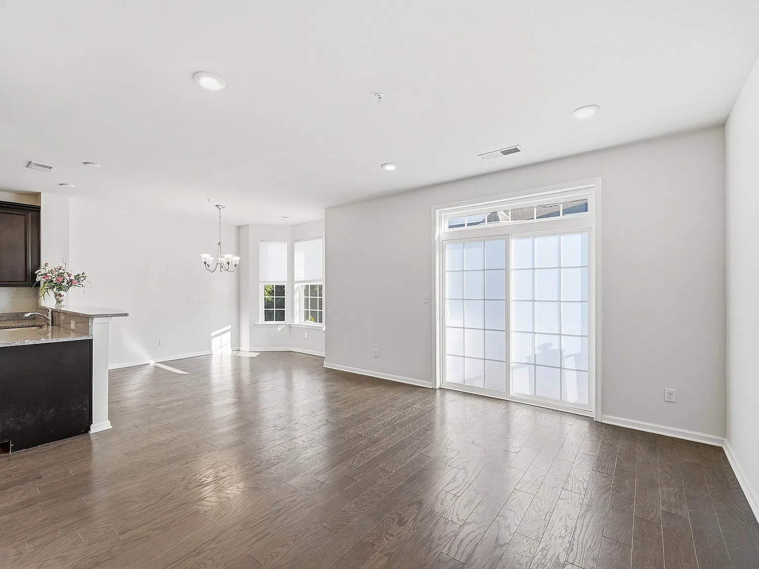3 bed, 2.5 bath, 2005 sqft, $4,000 — Photo 3