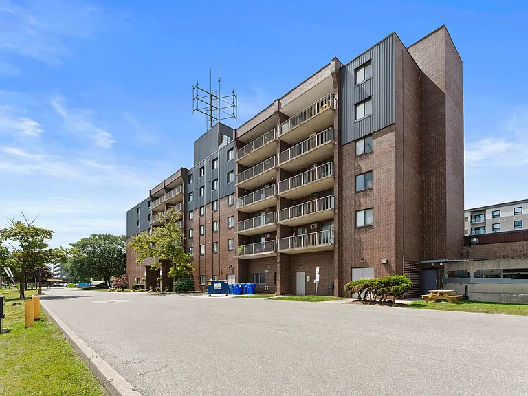 11886 Tecumseh Rd E — Photo 2