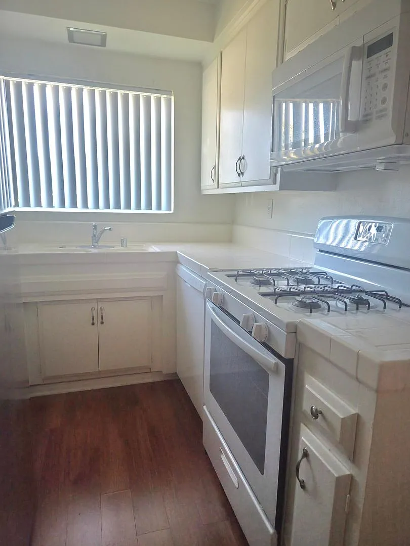 14335 Burbank Bl (9915) — Photo 3