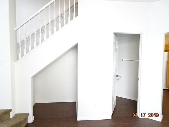 1/2 BATH ENTRY & NICHE