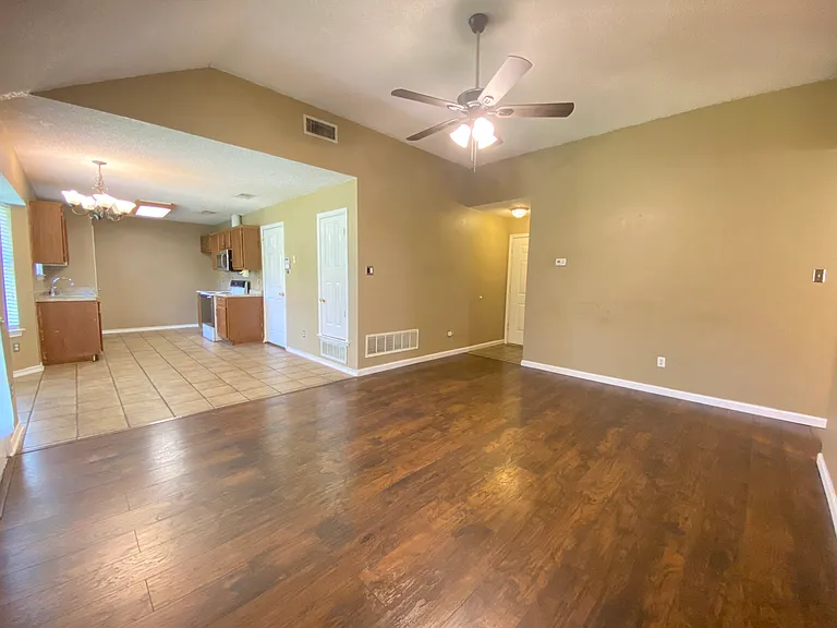 224 Los Angeles Dr — Photo 5